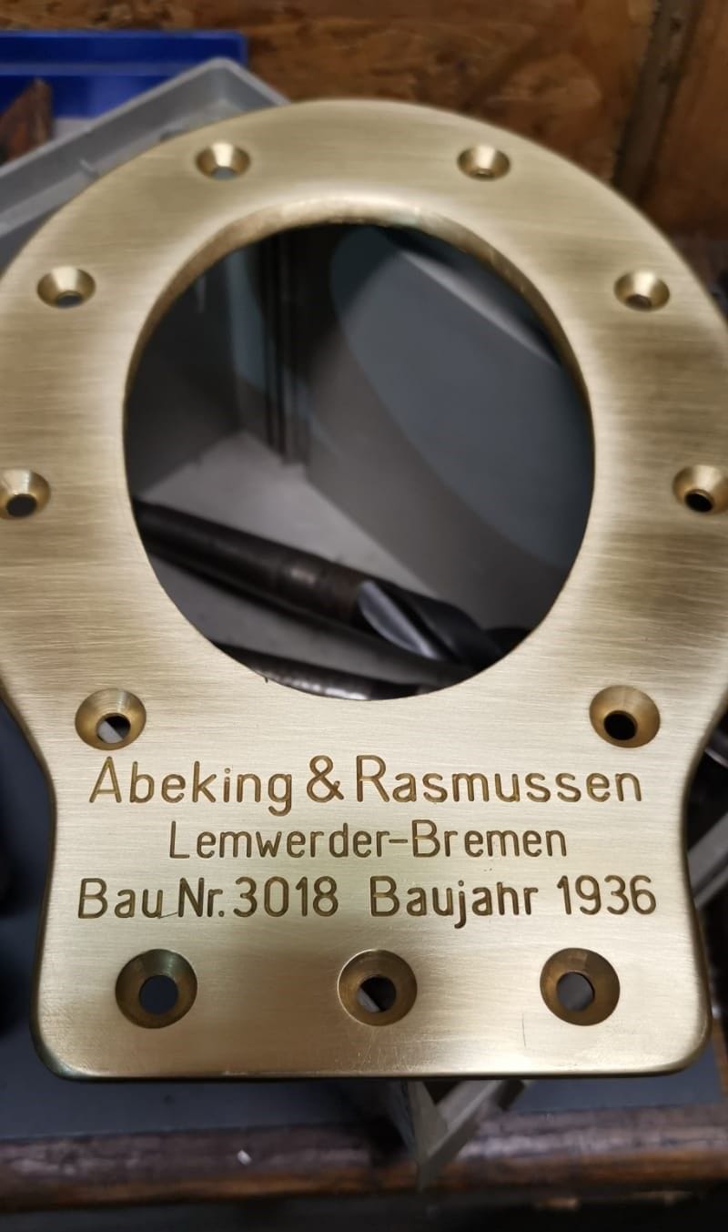 Messingplakette im Schiff: Abeking & Rasmussen, Lemwerder-Bremen, Bau Nr. 3018, Baujahr 1936.