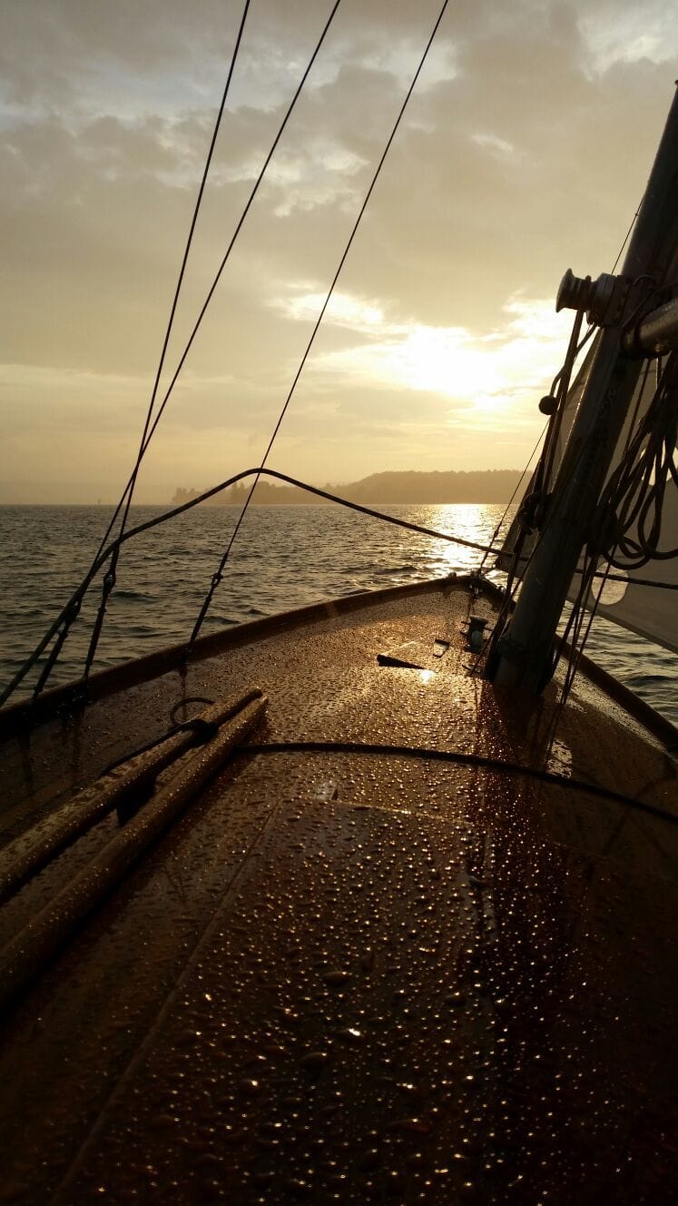 Blick am Mast entlang über das Deck in der Abendsonne.