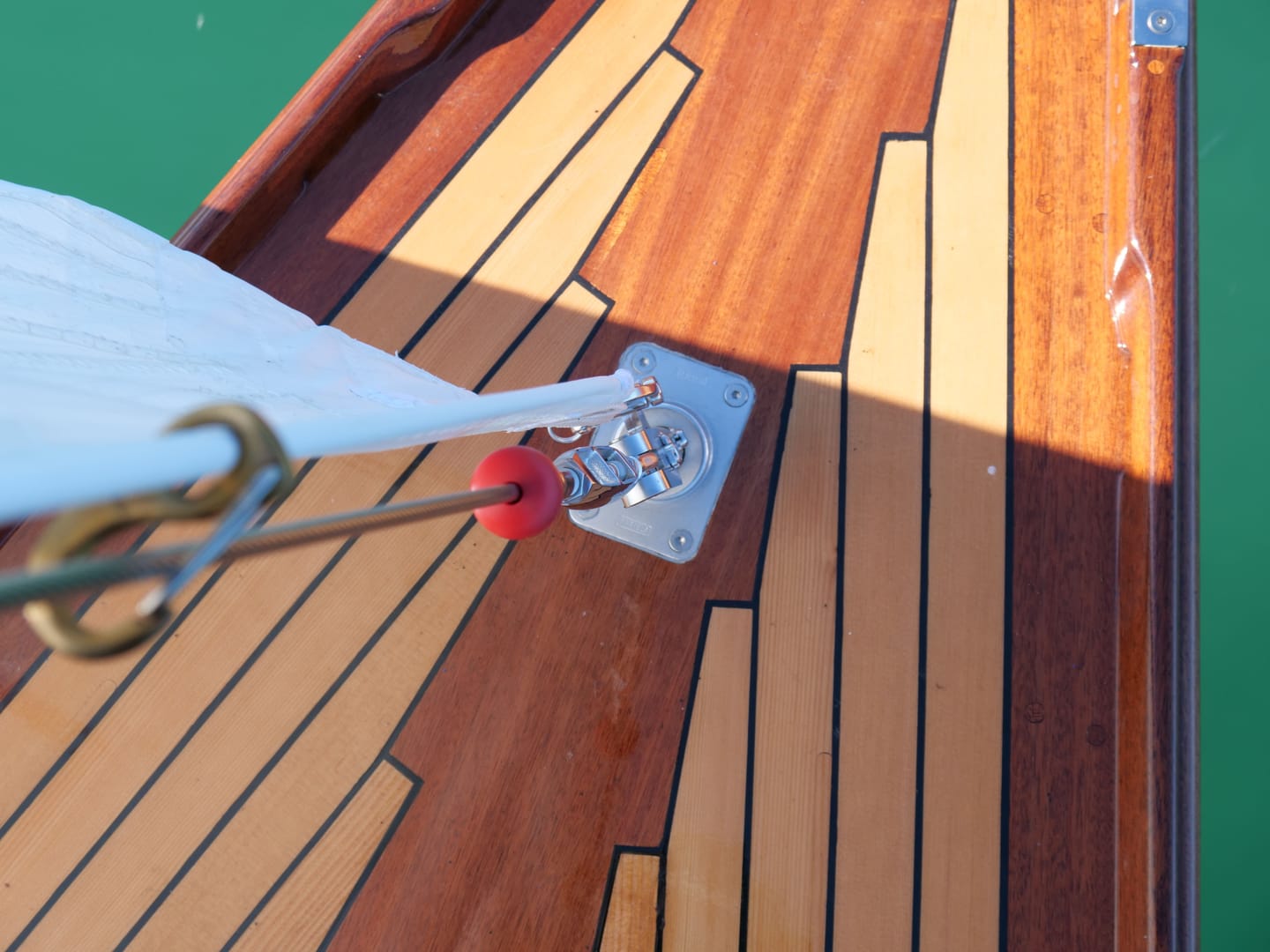 Beschlag mit Schäkel auf dem Teakdeck am Vorschiff.