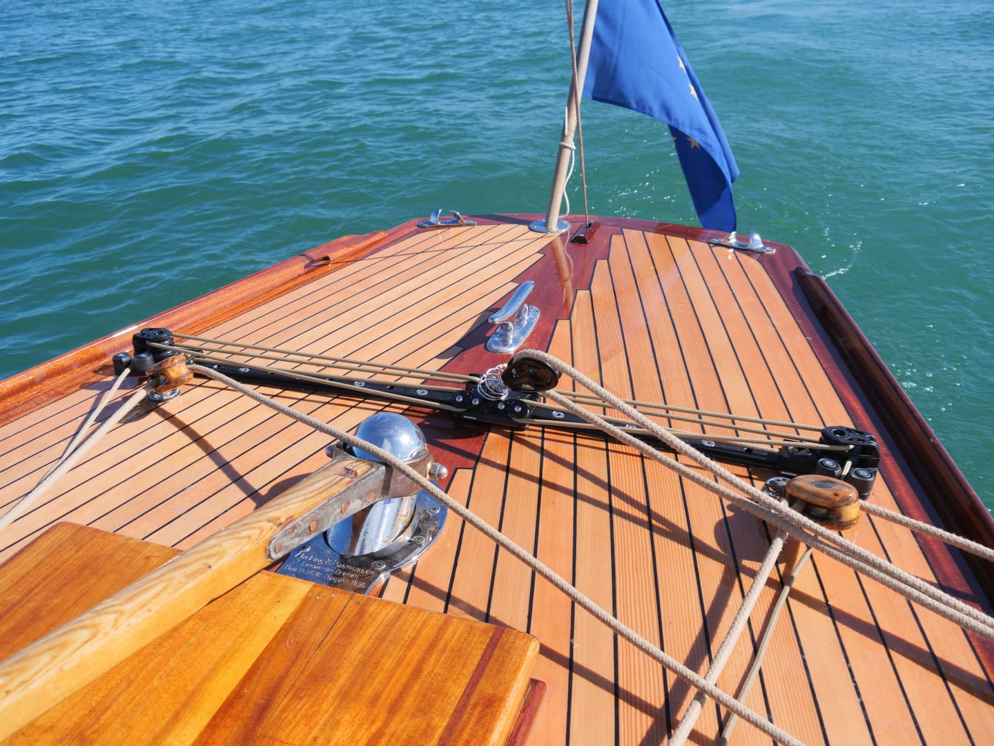 Vorschiff mit Bugbeschlag und Stander, dahinter der Bodensee.