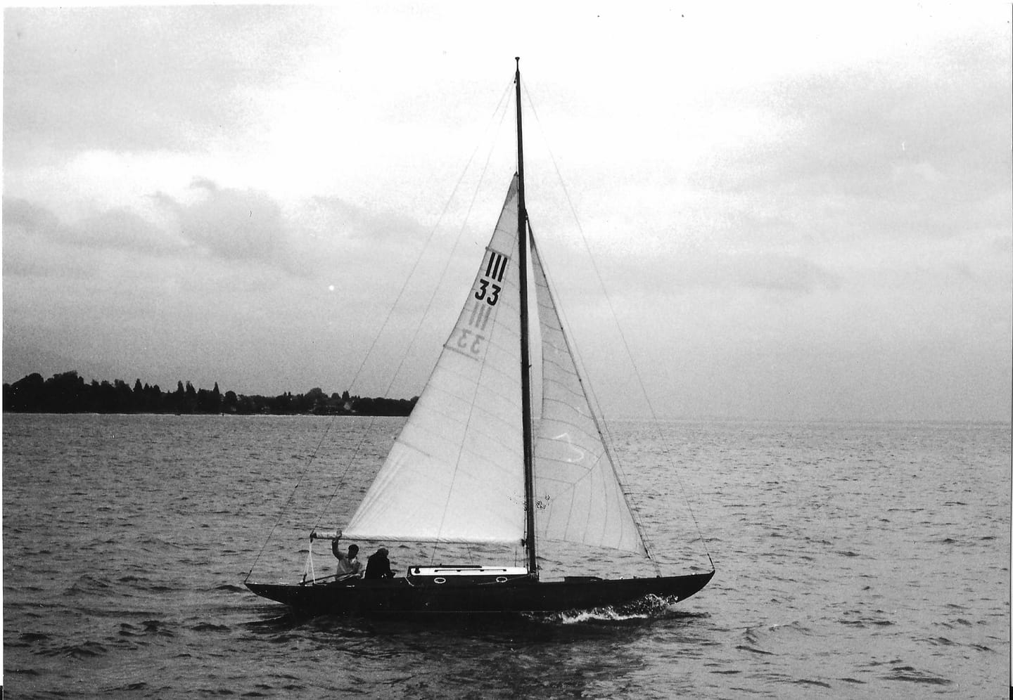 Der Seewind unter Segeln auf dem Bodensee, Anfang der 1950er-Jahre. Auf dem Großsegel die Segelnummer 33.