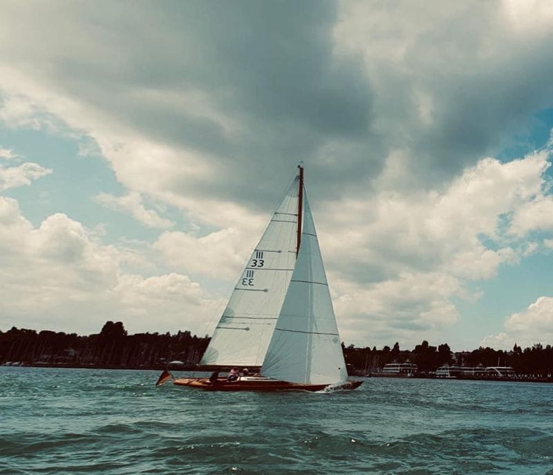 Der Seewind unter Segeln auf dem Bodensee, auf dem Großsegel die Segelnummer 33.