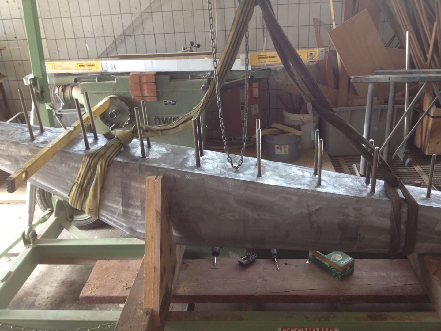 Der neu gegossene Bleikiel im Montagegestell in der Werkstatt.